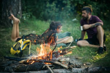 Şenlik ateşi içinde odun Ateşi yakmak ve çift bulanık