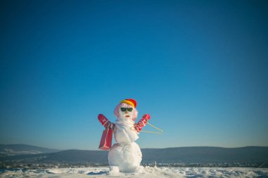 Yeni yıl alışveriş çantası ile beyaz kar kardan adam.