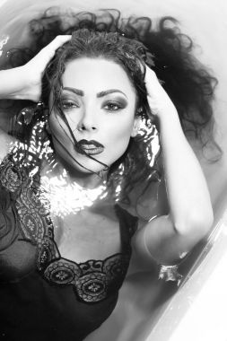 Kadın portre banyo sekmesinde