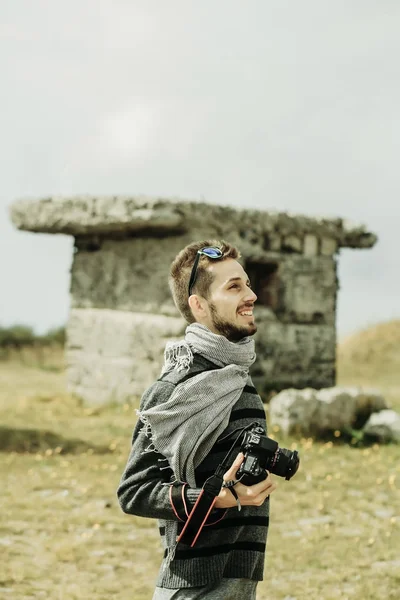 Bearded guy with camera outdoor — Stock Photo, Image