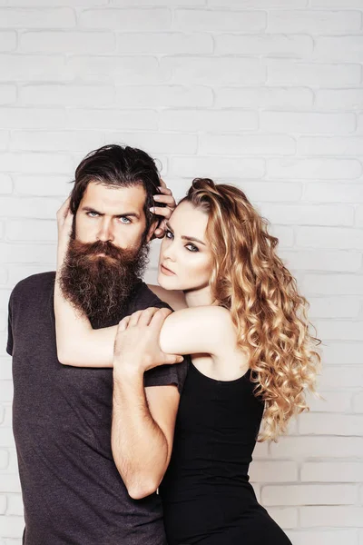 Мужчина с бородой и женщина с длинными светлыми волосами — стоковое фото