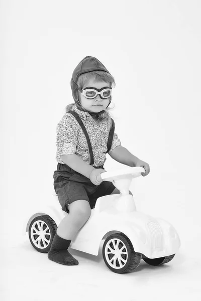 Pequeno menino motorista ou piloto isolado em branco — Fotografia de Stock