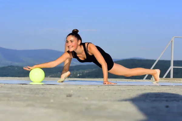 Flexibilitet i akrobatik och fitness hälsa. — Stockfoto