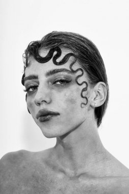 Beyaz arka plan üzerinde izole sevimli kıvırcık kilit ile güzel kız