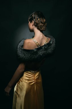 Şık retro saç ve makyaj kadın ile.