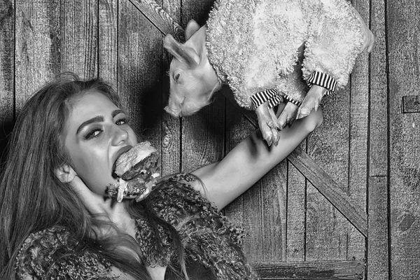 햄버거와 돼지 소녀 — 스톡 사진