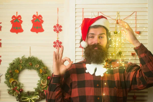 Hombre de Navidad con barba en la cara feliz y guirnalda . —  Fotos de Stock