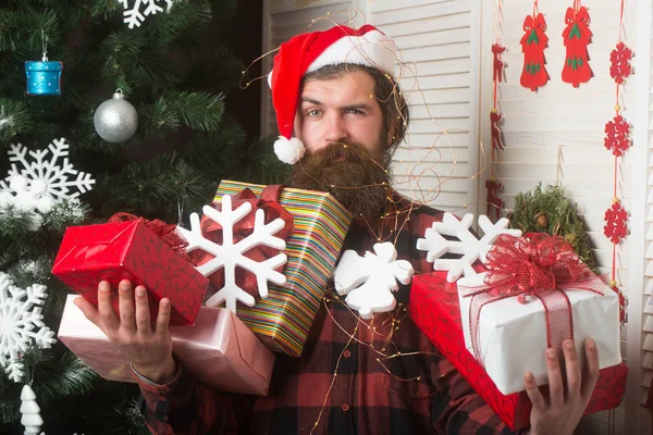 Homme de Noël avec barbe sur le visage tenir cadeau . — Photo