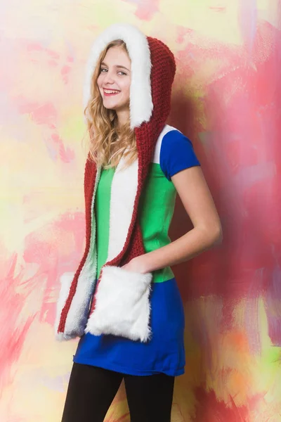 Menina bonita feliz em vermelho capuz de pele de santa com bolsos — Fotografia de Stock