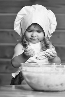 Mutlu çocuk hamur yoğurur