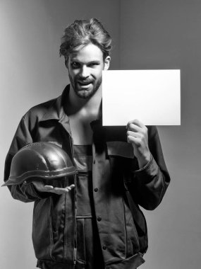 Adam gülümseyen kask tutar