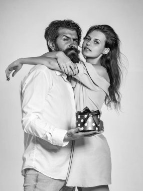 kutusu ile genç mutlu çift