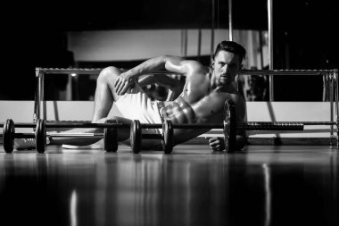 Barbell ile kas adam