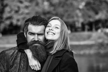 Sonbahar parkında genç bir çift