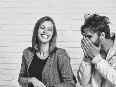 Mutlu genç çift gülmek