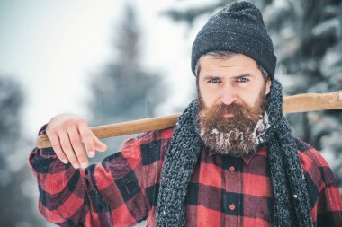 Yeni yıl adam karlı soğuk ormandaki.