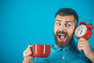 Sakallı Kupası, çalar saat ile mutlu yüz