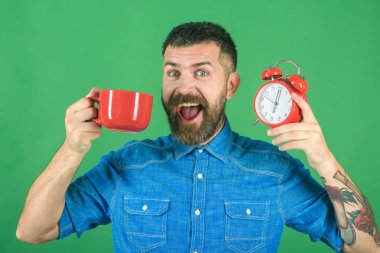 Alarm, kırmızı kupa mükemmel bir sabah.