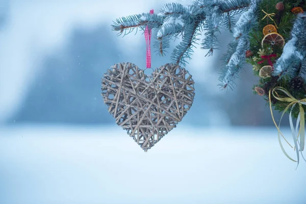 Año nuevo y día de San Valentín, decoración del corazón en el árbol de Navidad — Foto de Stock