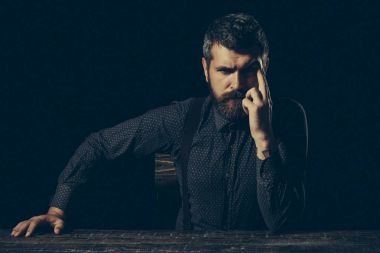 Ciddi sakallı bir menajer.