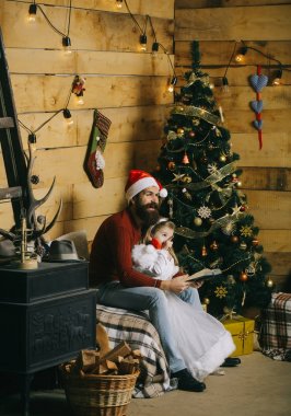 Noel mutlu çocuk ve baba kitap okumak.