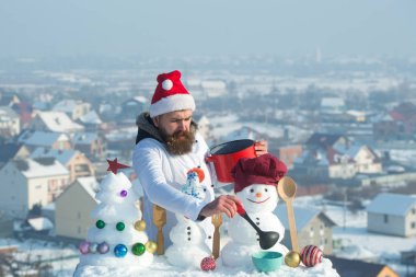 Hipster beyaz üniformalı kepçe ile