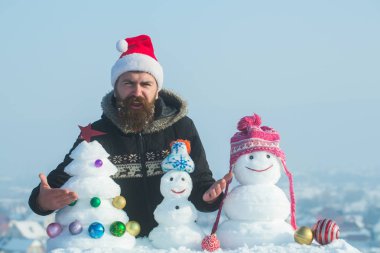 Hipster kış gününde kızgın hissediyorum Noel Baba şapkalı