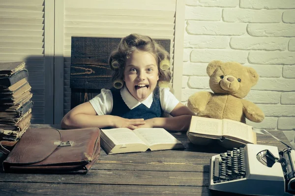 Criança escolhe carreira de jornalista ou escritor . — Fotografia de Stock