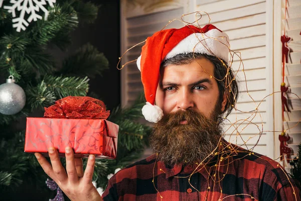 Père Noël homme avec boîte cadeau à l'arbre de Noël — Photo