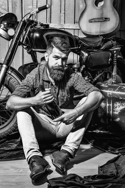 Бородатий чоловік хіпстер байкер — стокове фото
