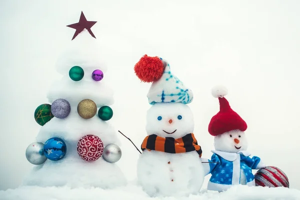 Різдвяна ялинка з зіркою і кульками — стокове фото