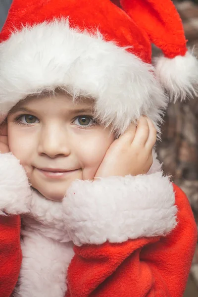 Szczęśliwe dziecko Boże Narodzenie w czerwonym kapeluszu. — Zdjęcie stockowe