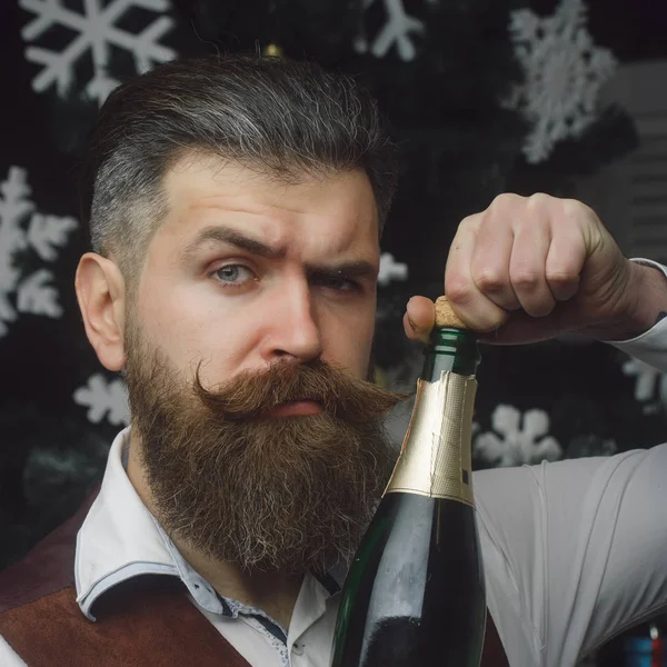 有胡子的圣诞节男人在严肃的面孔打开香槟. — 图库照片