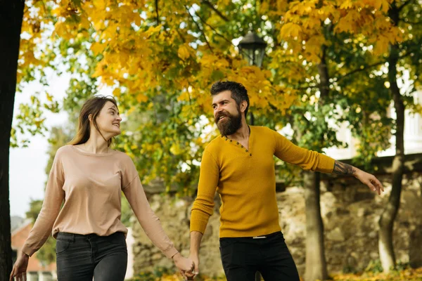 Man och kvinna på Gula löv. — Stockfoto