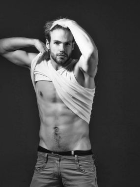 Yakışıklı kaslı seksi adam.