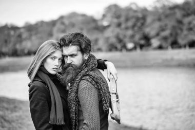 Sonbahar parkında genç bir çift