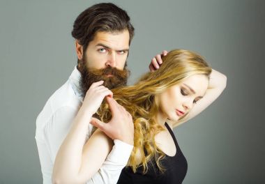 Son moda saç modeli sarılmak gri arka plan üzerinde aşık Çift