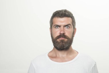 Adam uzun sakal ve bıyık.