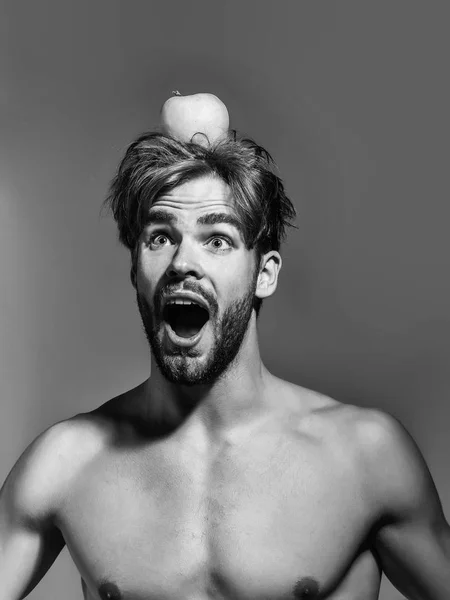 Kafasında elma olan adam. — Stok fotoğraf