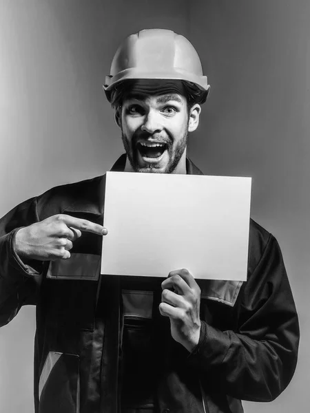 El hombre excitado guarda papel en blanco —  Fotos de Stock