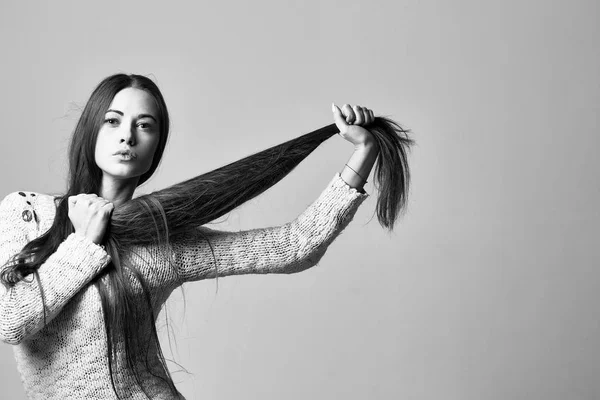 Menina bonita com cabelo comprido — Fotografia de Stock