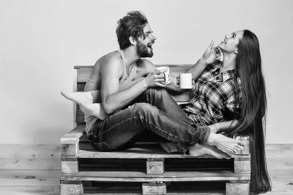 Молодая пара на деревянном диване — стоковое фото
