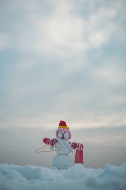 hediye paketi veya alışveriş çantası ve askı ile Noel kardan adam