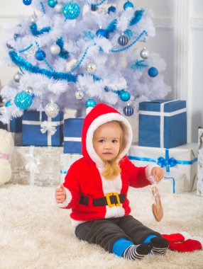 Yeni yıl küçük çocuğa Noel ağacı.