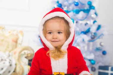 Noel çocuk veya küçük çocuğa xmas ağacı