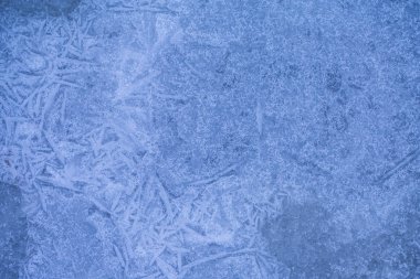 Noel, pencere doku dondurulmuş.