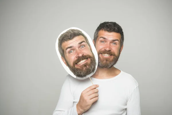 Hombre con barba larga en la cara feliz sostener placa de papel — Foto de Stock