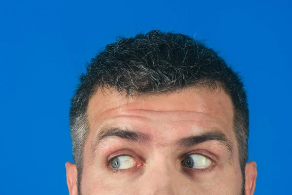 Ojos asustados o sorprendidos del hombre sobre fondo azul — Foto de Stock