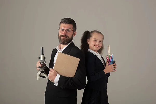 Дівчина і чоловік в костюмі і шкільній формі — стокове фото