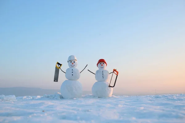 Snowman constructor en invierno en casco . —  Fotos de Stock